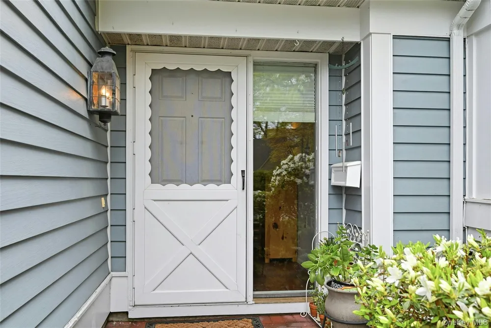 9 Baldwin Ct, Ridge, NY 11961