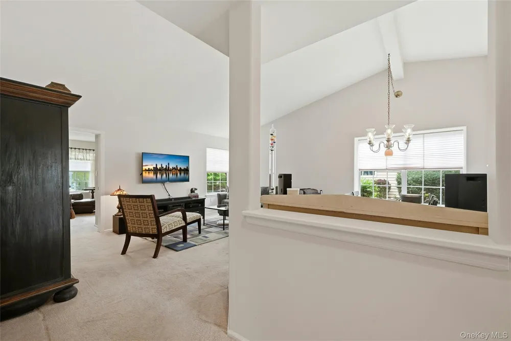 9 Baldwin Ct, Ridge, NY 11961