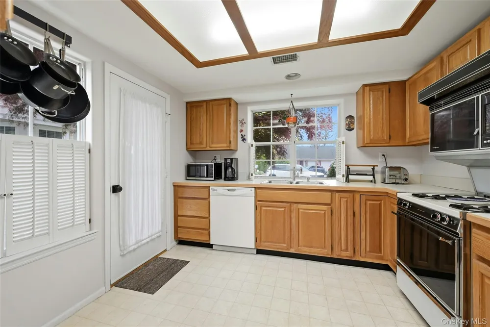 9 Baldwin Ct, Ridge, NY 11961