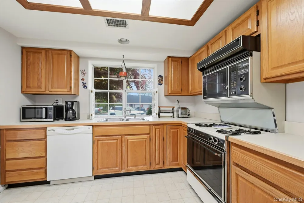 9 Baldwin Ct, Ridge, NY 11961