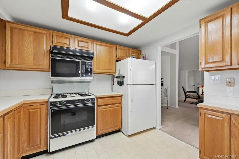 9 Baldwin Ct, Ridge, NY 11961