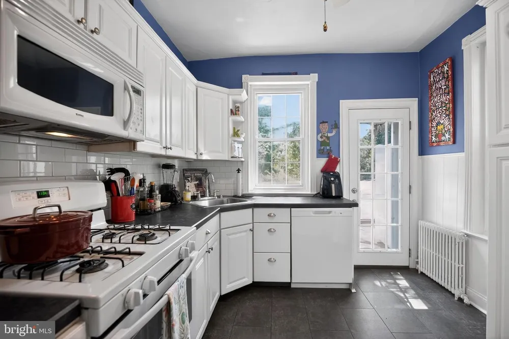 132 E Hartwell Ln, Philadelphia, PA 19118