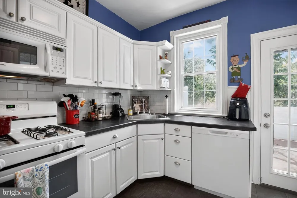 132 E Hartwell Ln, Philadelphia, PA 19118