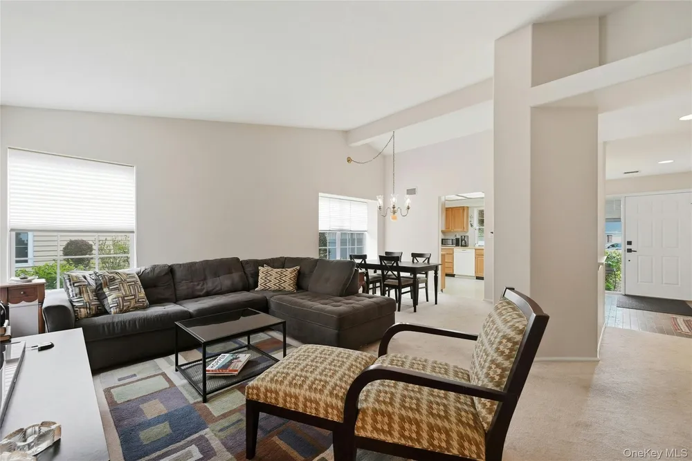 9 Baldwin Ct, Ridge, NY 11961