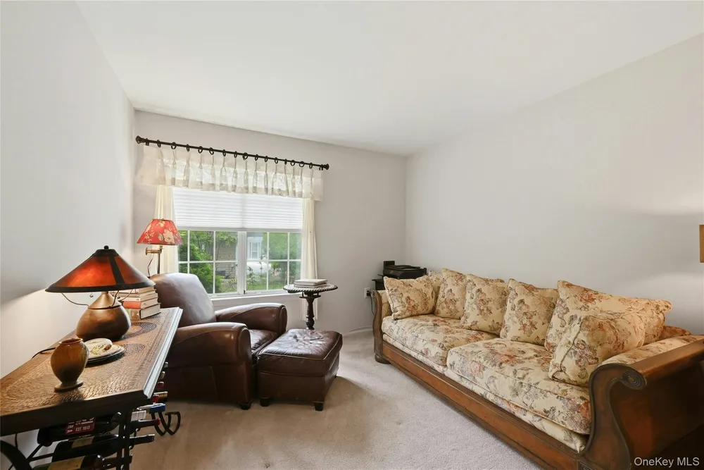 9 Baldwin Ct, Ridge, NY 11961