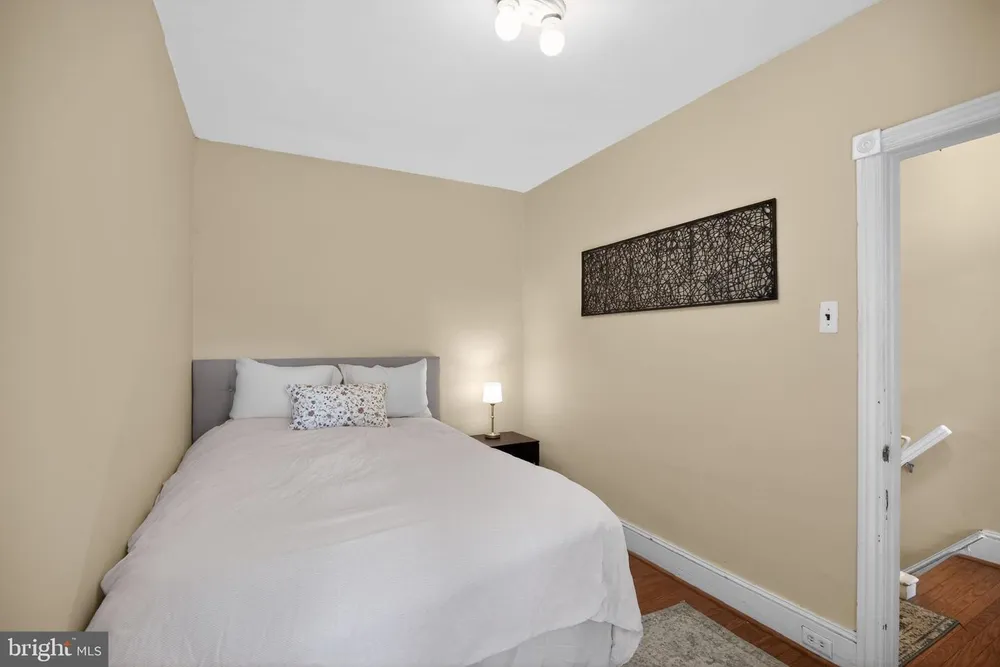 132 E Hartwell Ln, Philadelphia, PA 19118