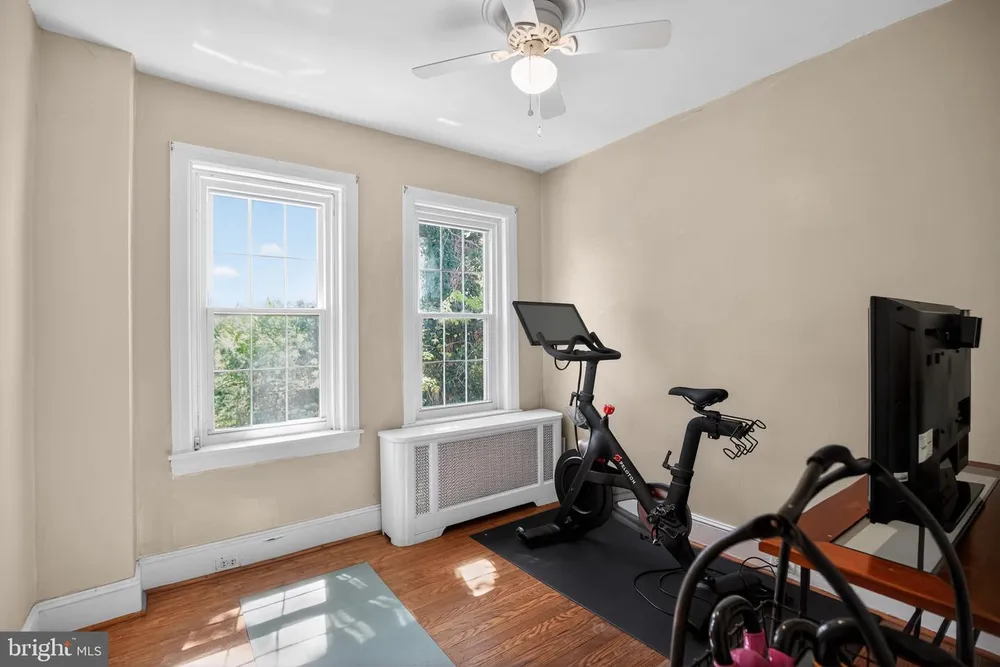132 E Hartwell Ln, Philadelphia, PA 19118