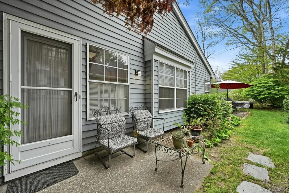 9 Baldwin Ct, Ridge, NY 11961