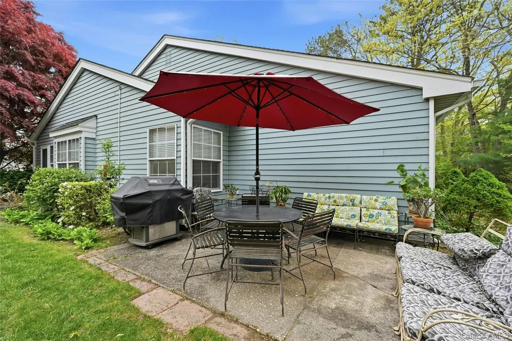 9 Baldwin Ct, Ridge, NY 11961