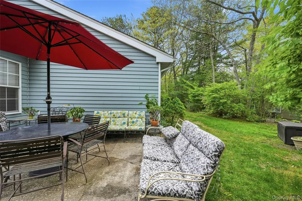 9 Baldwin Ct, Ridge, NY 11961