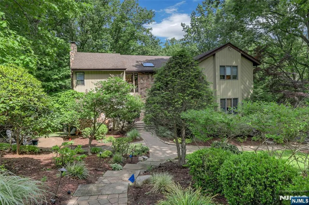 364 Canterbury Ln, Wyckoff, NJ 07481