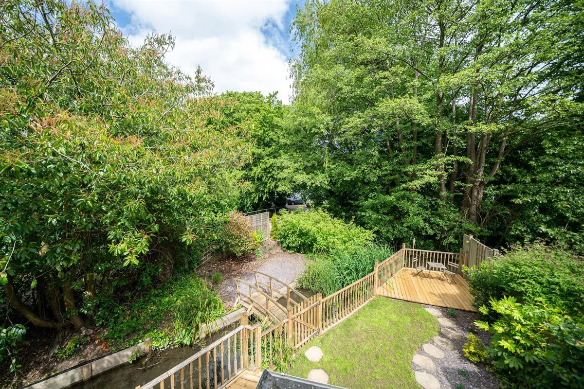 Two Waters Road, Apsley, Hemel Hempstead, Hertfordshire, HP3 9BZ