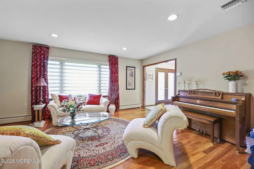42 Palomino Drive, Manalapan, NJ 07726