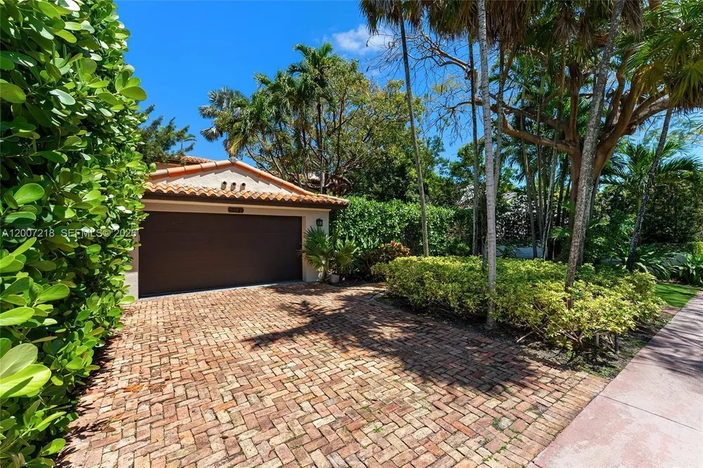6121 Lagorce Dr, Miami Beach, FL 33140