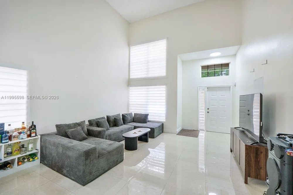 9602 NW 8th Cir, Plantation, FL 33324
