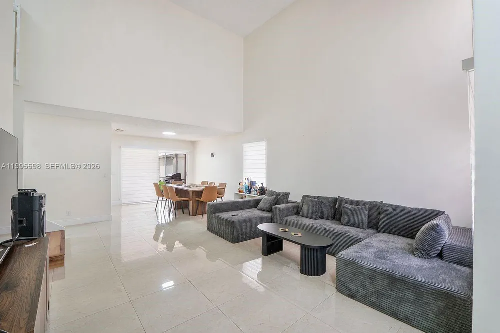 9602 NW 8th Cir, Plantation, FL 33324