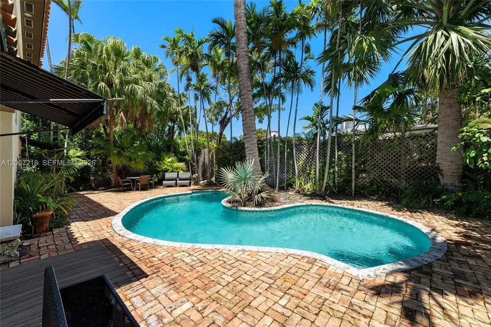 6121 Lagorce Dr, Miami Beach, FL 33140