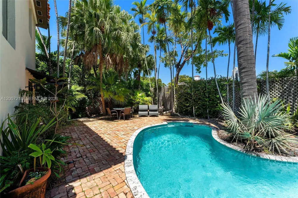 6121 Lagorce Dr, Miami Beach, FL 33140