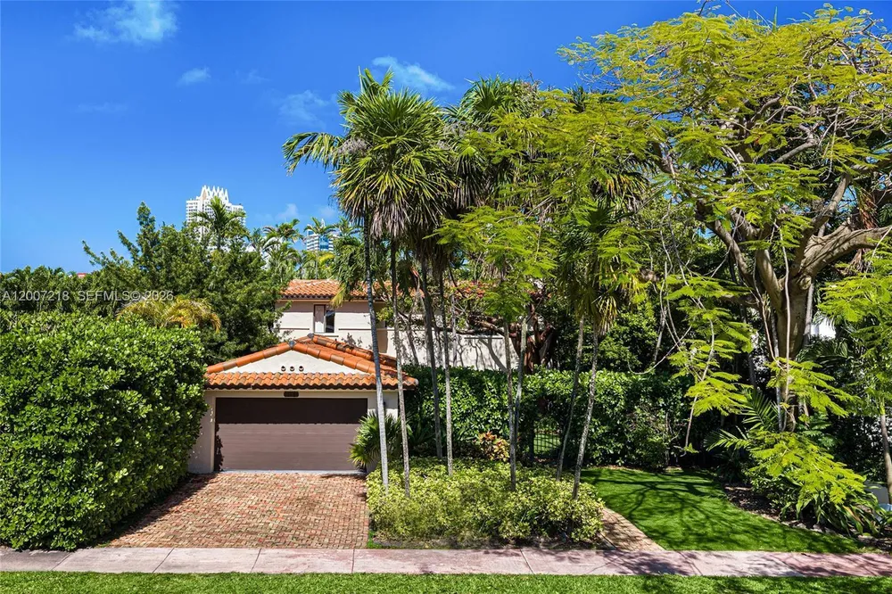 6121 Lagorce Dr, Miami Beach, FL 33140