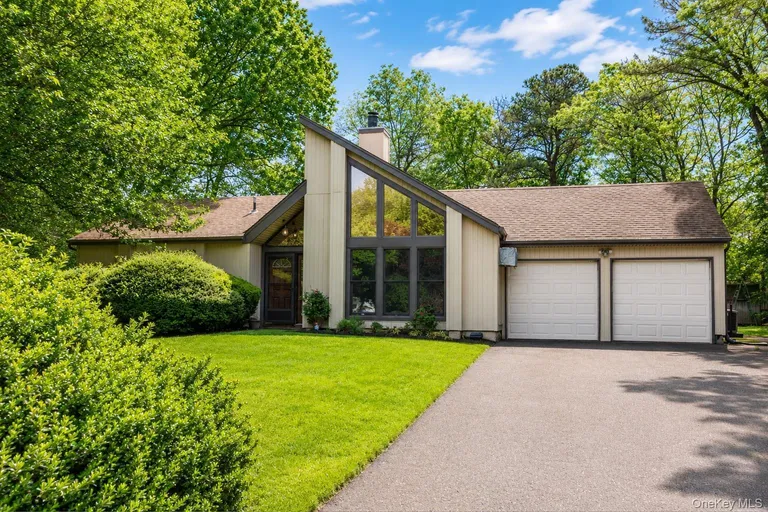 33 Guardian Dr, Mount Sinai, NY 11766