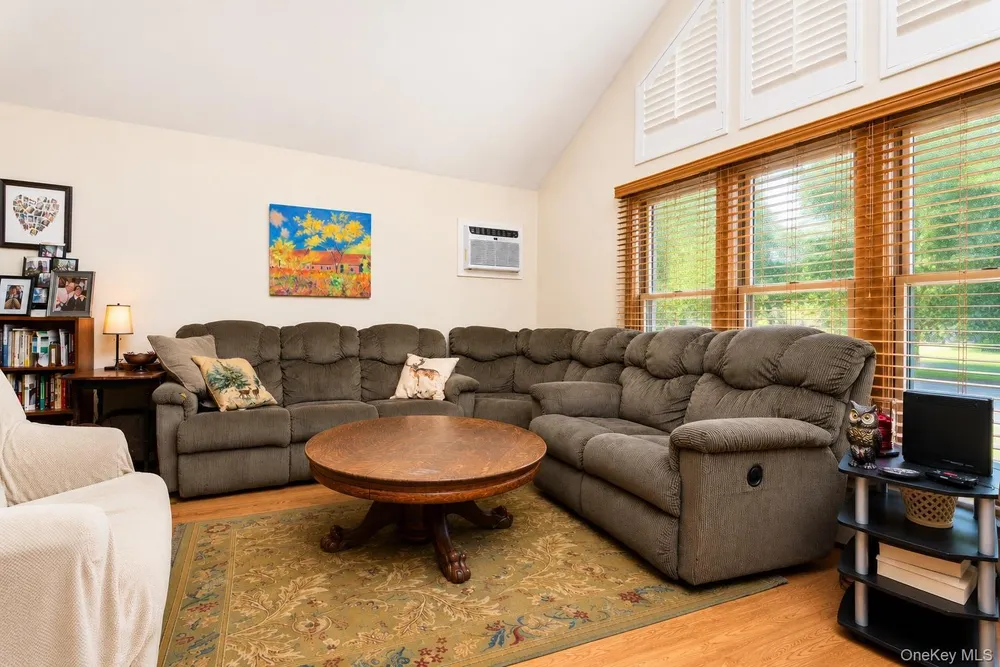 33 Guardian Dr, Mount Sinai, NY 11766