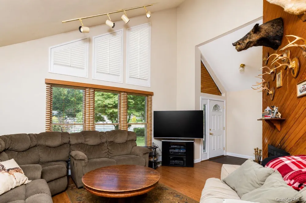 33 Guardian Dr, Mount Sinai, NY 11766