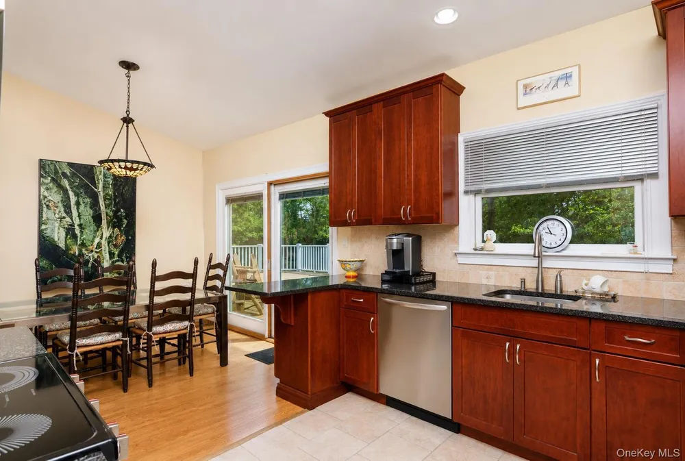 33 Guardian Dr, Mount Sinai, NY 11766