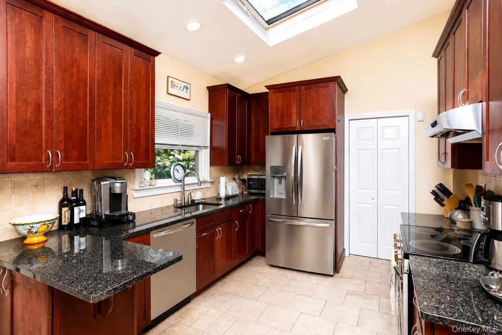 33 Guardian Dr, Mount Sinai, NY 11766