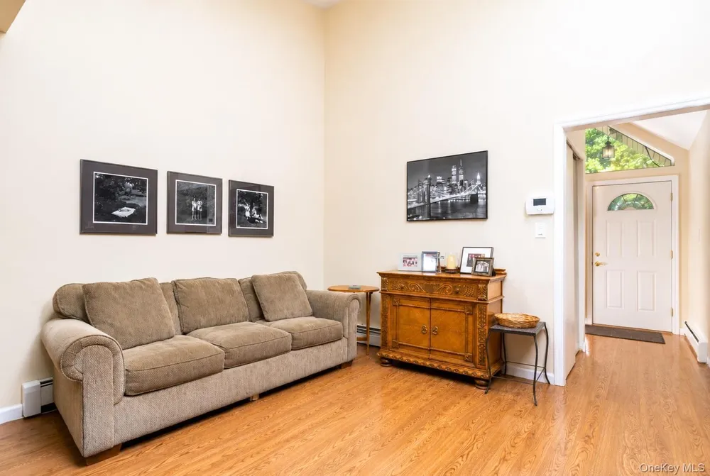 33 Guardian Dr, Mount Sinai, NY 11766