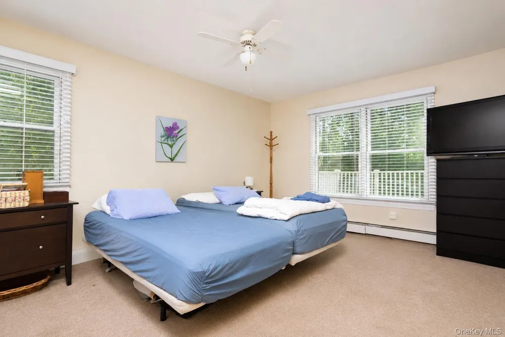 33 Guardian Dr, Mount Sinai, NY 11766