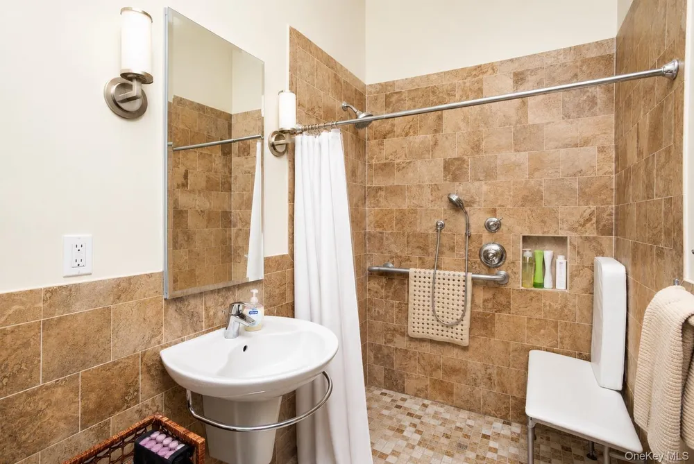 33 Guardian Dr, Mount Sinai, NY 11766