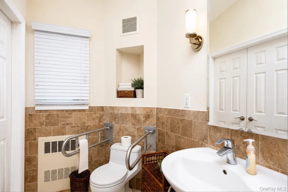 33 Guardian Dr, Mount Sinai, NY 11766