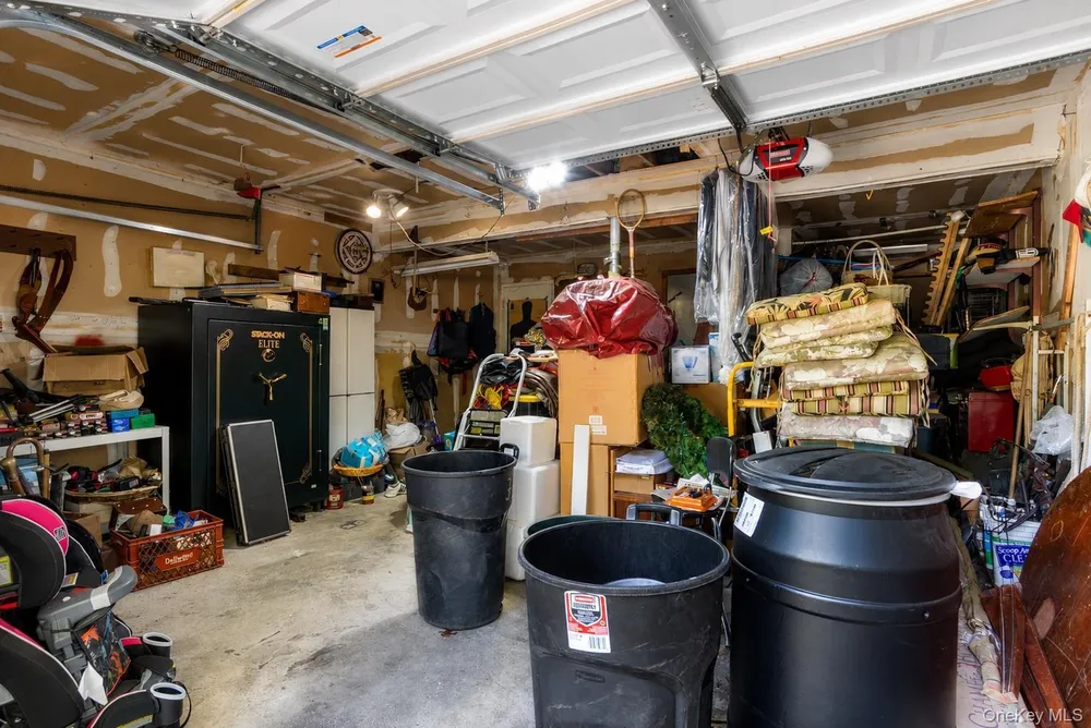 33 Guardian Dr, Mount Sinai, NY 11766