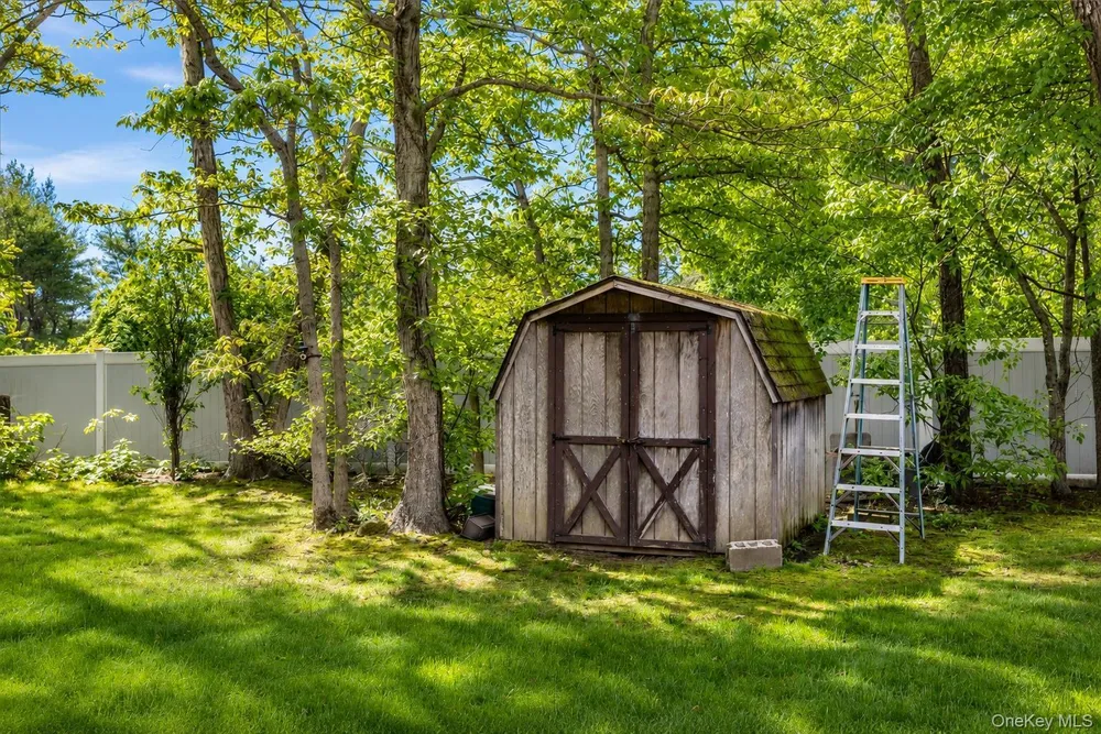 33 Guardian Dr, Mount Sinai, NY 11766