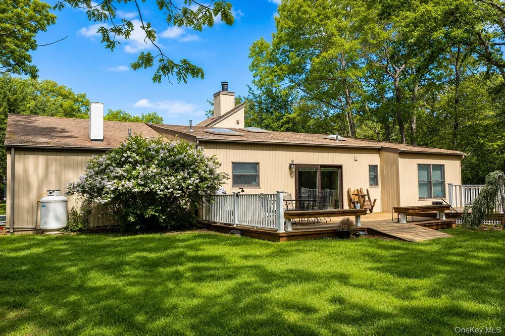 33 Guardian Dr, Mount Sinai, NY 11766