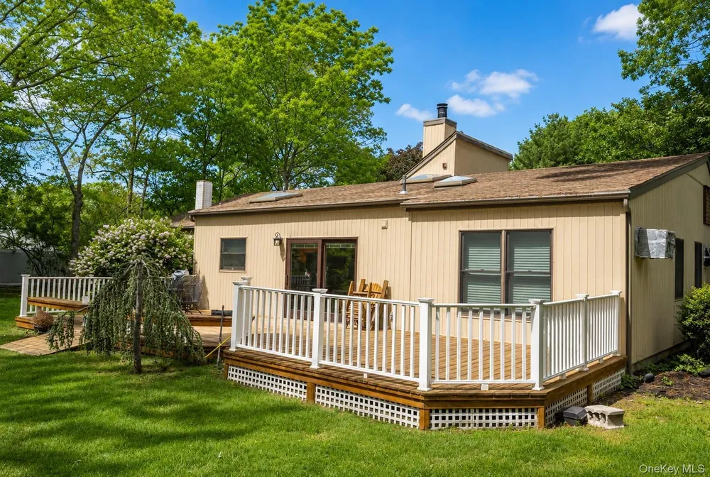 33 Guardian Dr, Mount Sinai, NY 11766