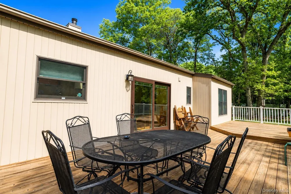 33 Guardian Dr, Mount Sinai, NY 11766