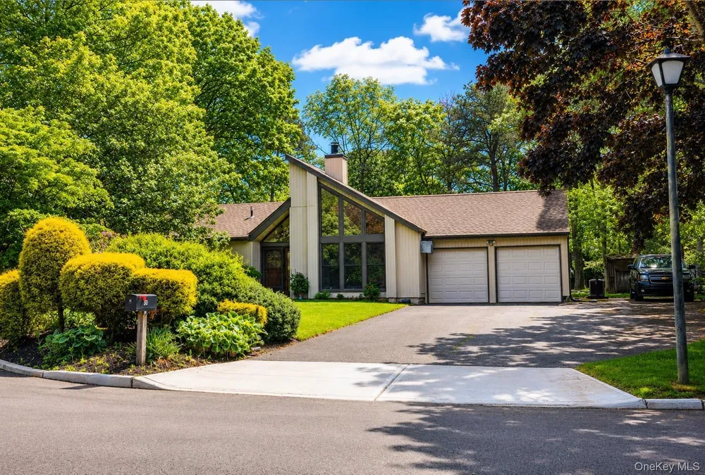33 Guardian Dr, Mount Sinai, NY 11766