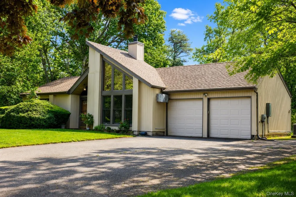 33 Guardian Dr, Mount Sinai, NY 11766