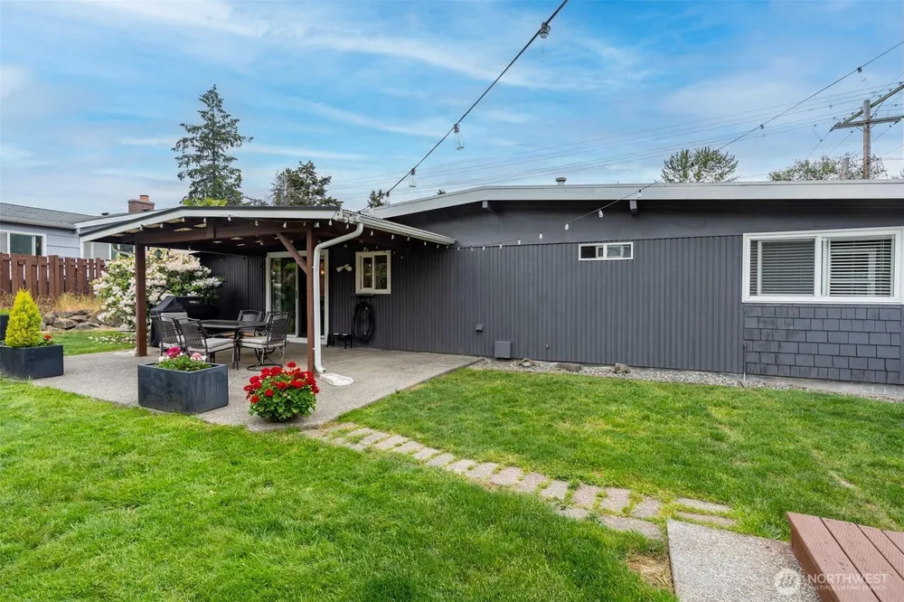 24855 16th Ave S, Des Moines, WA 98198
