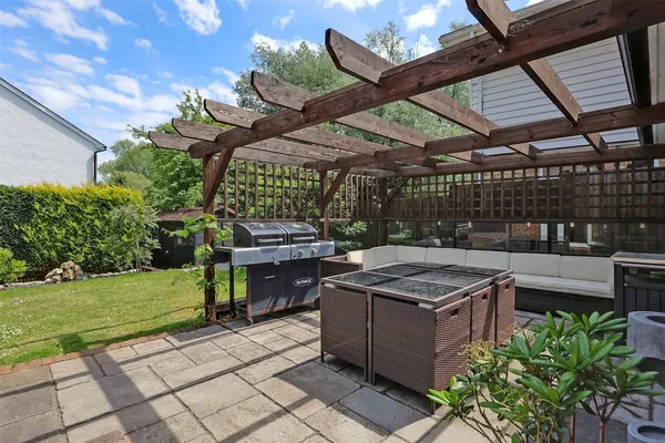Cooper Walk, St. Johns, Redhill, Surrey, RH1