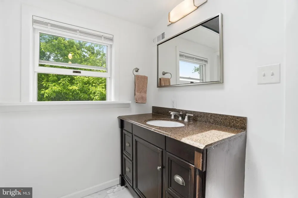 2037 Harts Ln, Conshohocken, PA 19428