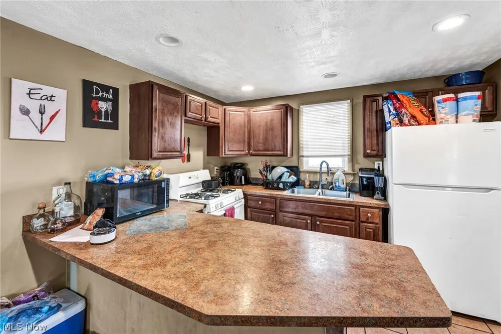 7914 Dorver Ave, Cleveland, OH 44105
