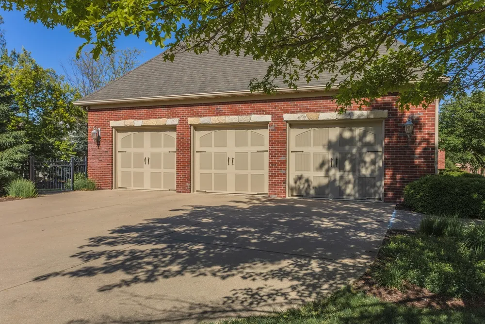 4 Bohrer Ct, Bloomington, IL 61704