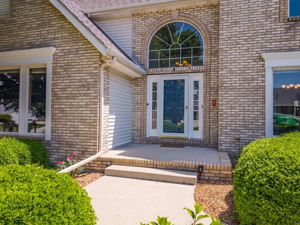 9 RED STONE COURT, Bloomington, IL 61704