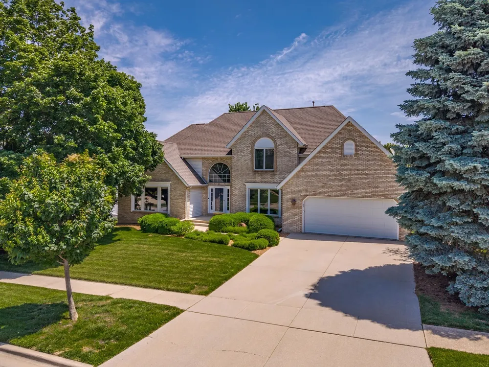 9 RED STONE COURT, Bloomington, IL 61704