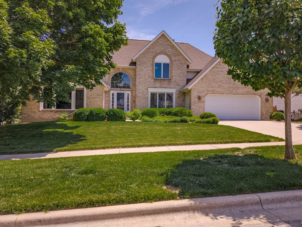 9 RED STONE COURT, Bloomington, IL 61704