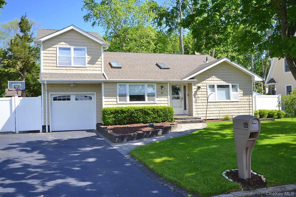 19 Viceroy Pl, Port Jefferson Station, NY 11776