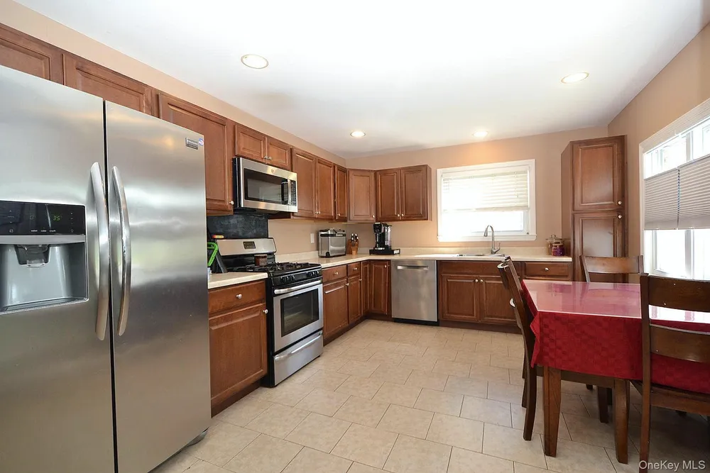 19 Viceroy Pl, Port Jefferson Station, NY 11776