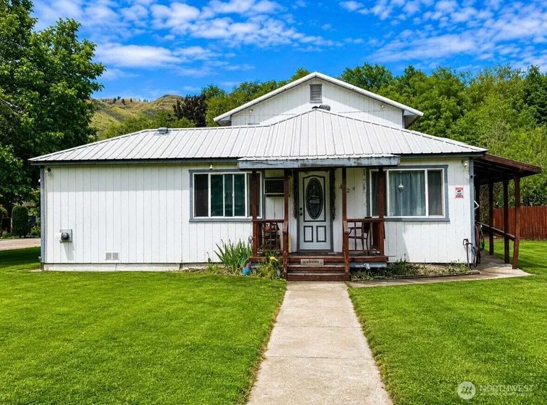 402 Juniper St, Oroville, WA 98844